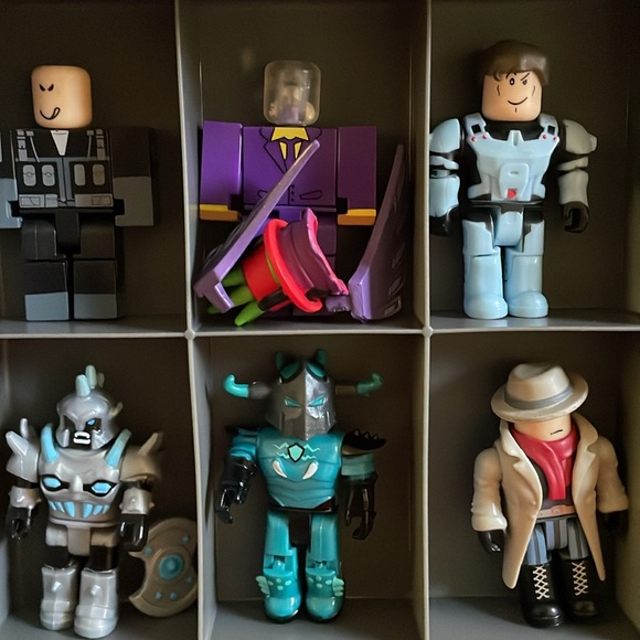 Roblox Action Figure Carrying Case with some Roblox Characters. - Picture 6 of 14